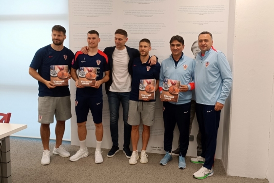 Marko Cvijanović predstavio knjigu Vatreni odsjaj, koja govori o uspjesima hrvatskih nogometaša u Kataru i Rotterdamu