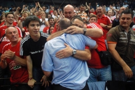 Trener Cedevite Dražen Anzulović u zagrljaju navijača