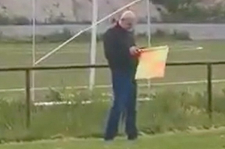 Samo na bh-terenima, pomoćni sudac u casual odjeći s mobitelom u ruci