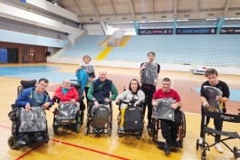 Članovi Parasportskog boccia kluba Rijeka dobili majice i ruksake