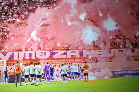 Pogledajte kako je nezadovoljna Torcida gađala bakljama  igrače Hajduka nakon pobjede protiv Slavena Belupa