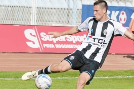 Zoran Bogolin utakmicu počeo s fizički moćnim središnjicom, na klupi sjedila dvojica aktualnih i trojica bivših igrača Rijeke