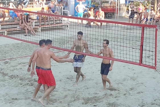 Guliano (prvi gore s lijeva) i njegov partner po završetku meča