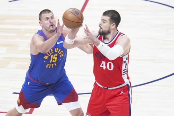 Nikola Jokić bolji od Ivice Zubca u prvoj utakmici doigravanja