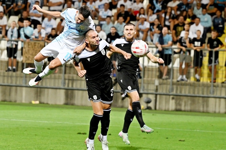 Fizička nadmoć: Luka Menalo ovako je nadvisio Magomeda Ozdoeva prije nego što postigao pogodak 