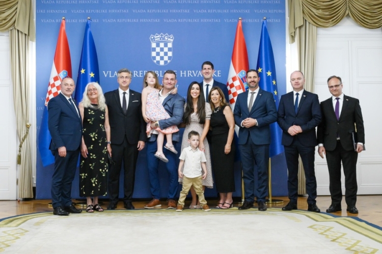Stipe Miočić u Banskim dvorima dobio hrvatsku putovnicu