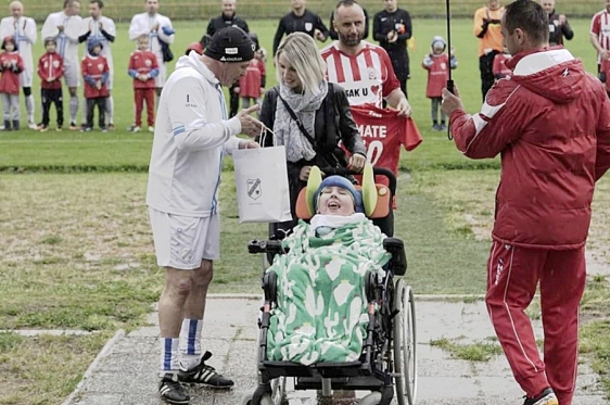 Mladen Mladenović, 54-godišnji kapetan Rijeke, uručio dar štićenicima  udruge Kolibrići