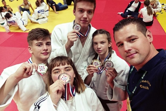 Medaljaši Judo kluba Rijeka sa trenerom Aleksandrom Obrovcem