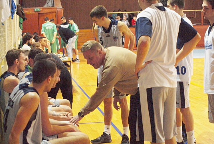 Trener Davor Tadej i igrači Kraljevice tijekom radnog dogovora