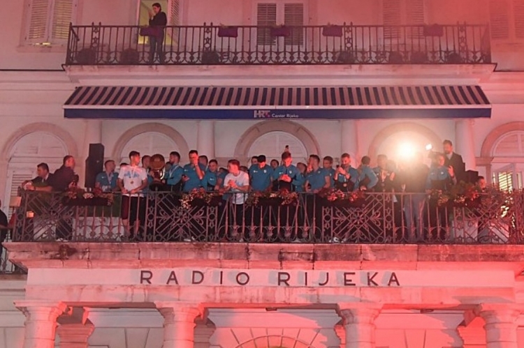 Pobjednici Kupa pozdravili razdragane navijače s balkona zgrade Radio Rijeke