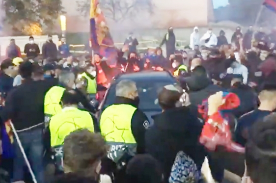 Igrači PSG-a nisu imali mirnu noć, navijači Barcelone priredili bakljadu