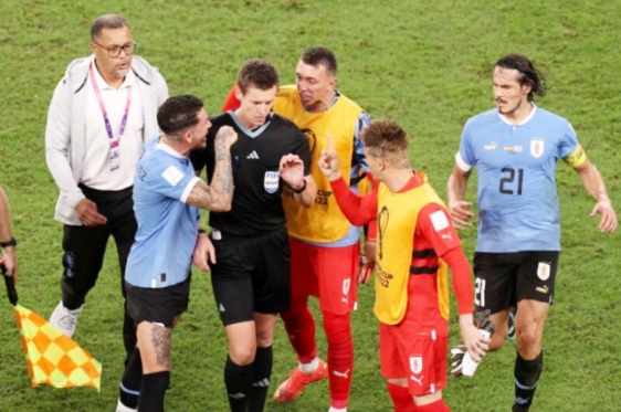 Edinson Cavani postaje prvi igrač kojega će FIFA kazniti zbog nasrtaja na VAR