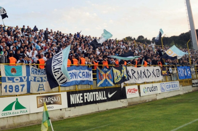 Navijači Rijeke demonstrativno u prvom poluvremenu napustili tribinu pulskog stadiona