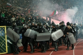 Policija prodire na sjevernu tribinu stadiona u Sofiji