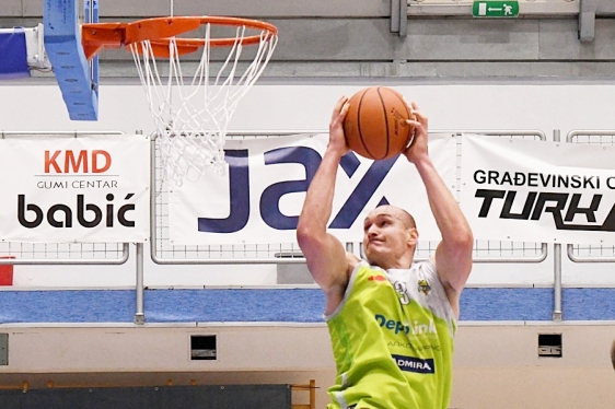 Košarkaši DepoLink Škrljeva nadmoćno pobijedili Crikvenicu u regionalnom derbiju odigranom u Kostreni