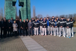 Polaganje vijenaca na Memorijalnom groblju u Vukovaru