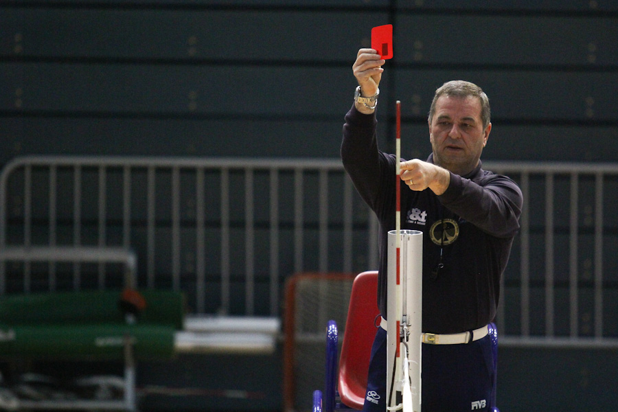 Dravko Stipaničev pokazuje crveni karton Marku Crnkoviću/Foto Sandro Donda